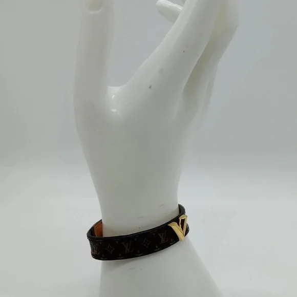 Louis Vuitton Essential V Bracelet - Picture 9 of 9